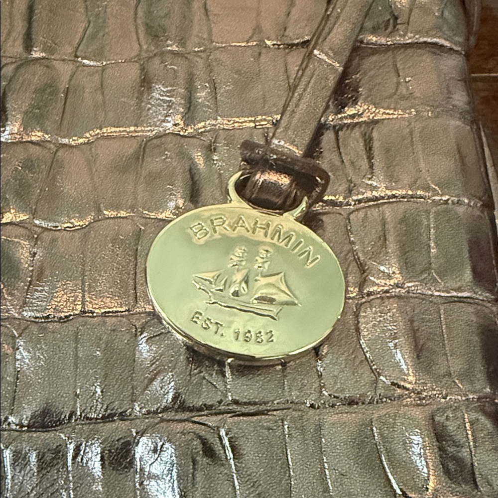 Brahmin Pewter Leather Elegant Crocodile-Embossed Crossbody Bag. Like New. - Picture 3 of 8